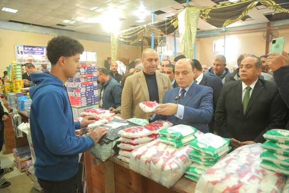 محافظ كفرالشيخ يتفقد سوق "اليوم الواحد" للسلع الغذائية والاستهلاكية بسيدي سالم .. ضمن المبادرة الرئاسية "بداية جديدة" بتخفيضات تصل لـ35‎%‎ تلبية لاحتياجات أهالينا  