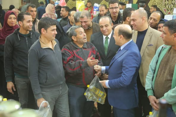 محافظ كفرالشيخ يستمع لطلبات أهالي سيدي سالم خلال تفقده لسوق "اليوم الواحد".. مؤكدًا على حل مشاكلهم ميدانياً وحسن معاملتهم  