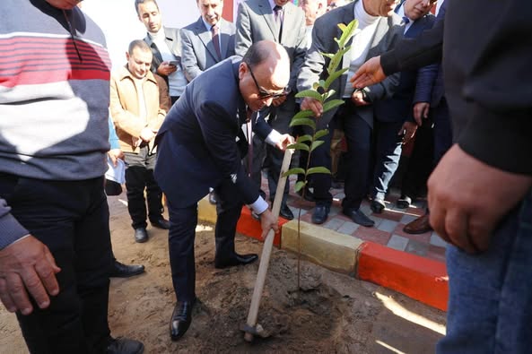 محافظ كفرالشيخ يزرع الأشجار المثمرة بقرية لاندهور .. ضمن المبادرة الرئاسية "100 مليون شجرة"  