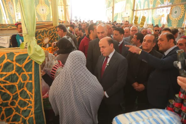 وسط إقبال كبير على سوق "اليوم الواحد" بدسوق.. محافظ كفرالشيخ يستمع للمواطنين ويطمئن منهم على الأسعار وتوافر وجودة السلع .. ويقرر استمرار السوق غدًا الإثنين استجابة لرغبات أهالينا  