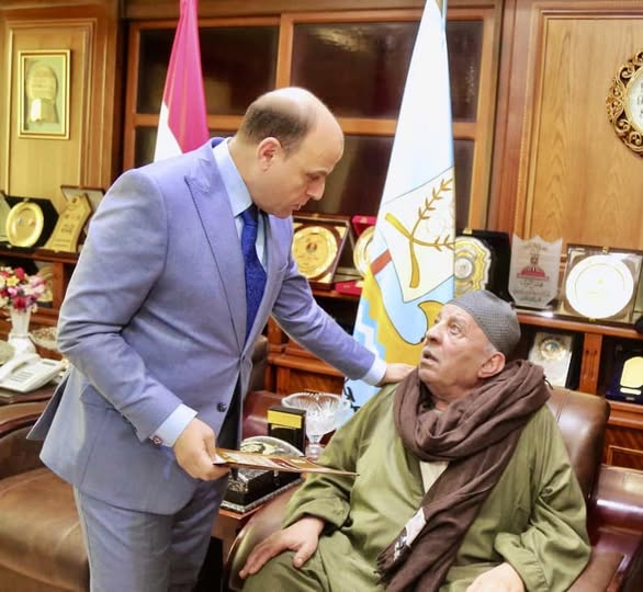 محافظ كفرالشيخ يُسلّم 19 عقد تقنين أراضي أملاك دولة للمستفيدين من المواطنين.. «إنتهينا من تسليم 1159 عقد.. تسهيلات غير مسبوقة فى السداد»  