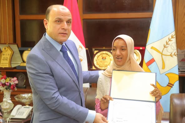 محافظ كفرالشيخ يكرم الفائزين بمسابقات الأسبوع العربي للبرمجة في دورته الرابعة.. مؤكدًا على رعاية الطلاب المبدعين من ذوي الهمم في كافة المجالات  