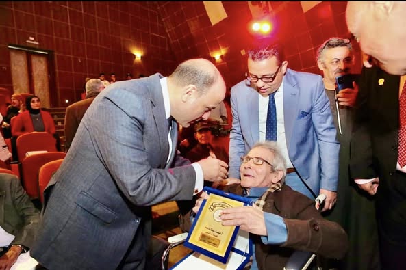 محافظ كفرالشيخ يكرّم أدباء وشعراء ورموز اللغة العربية في احتفالية اليوم العالمي للغة العربية .. "هويتنا ولغتنا مصدر فخر واعتزاز على مر الأجيال"  