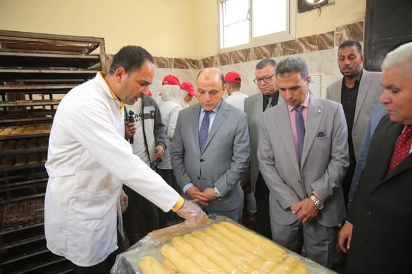 محافظ كفرالشيخ يتفقد منافذ بيع المنتجات المدرسية والفرن التعليمي المخصص لتصنيع المخبوزات بالمدرسية الثانوية الزراعية  