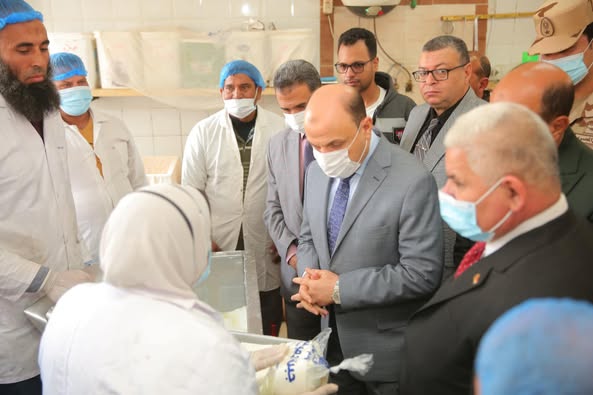 محافظ كفرالشيخ يتفقد قسم الإنتاج الحيواني والألبان بالمدرسة الثانوية الزراعية العسكرية المشتركة  