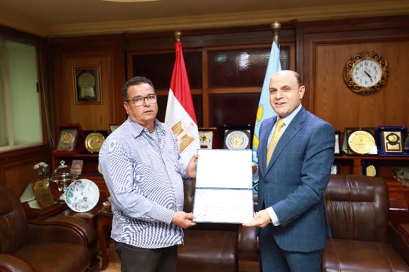 محافظ كفر الشيخ يكرم «شعبان عامر»... من موظف بسيط لبطل قصة كفاح تُلهم الأجيال  