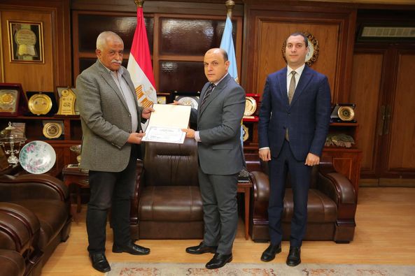 محافظ كفرالشيخ يكرم مدير عام مركز العمليات وإدارة الأزمات لبلوغه السن القانونية للمعاش  