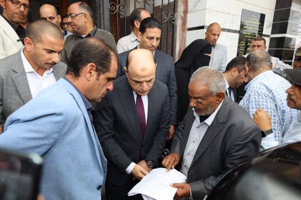 محافظ كفرالشيخ يتواصل مع المواطنين مباشرة لحل مشاكلهم ميدانيًا..مؤكدًا على تحسين الخدمات المقدمة لأهالينا  