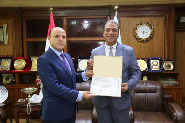 محافظ كفرالشيخ يكرم وكيل وزارة التموين لبلوغه السن القانونية للمعاش  