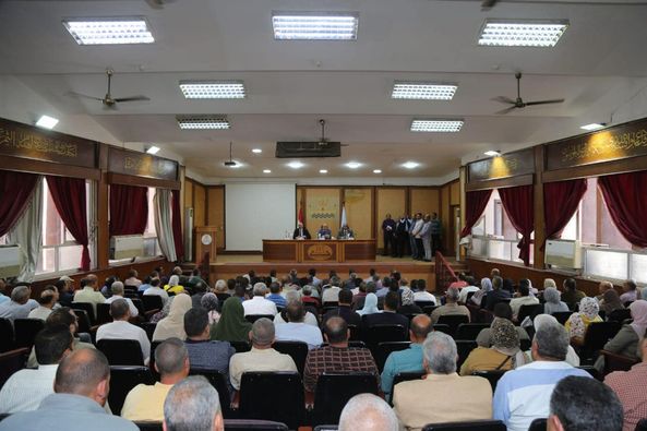 محافظ كفرالشيخ يعقد اجتماعًا موسعًا لمتابعة منظومة التصالح ومستجدات تقنين أراضي أملاك الدولة ومواجهة التعديات بقرى ومدن المحافظة .. تبسيط إجراءات التقنين للأهالي .. مشددًا بحسن معاملة المواطنين  