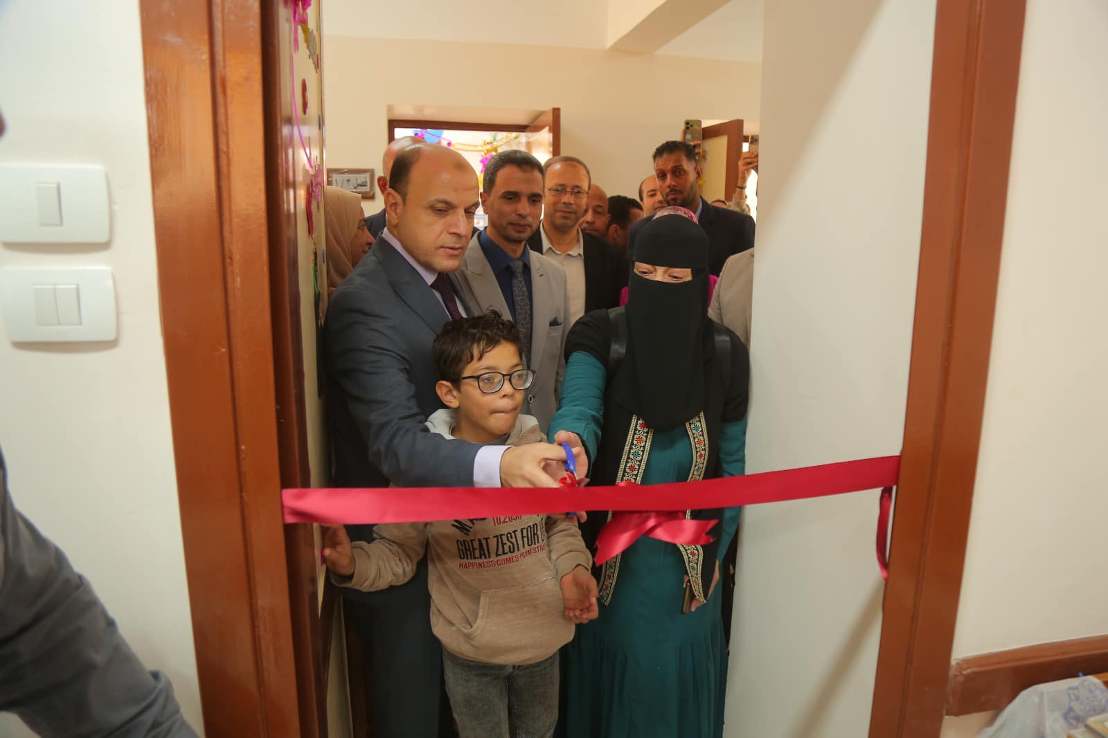 محافظ كفرالشيخ: دعم مدرسة خالد بن الوليد للنور والمكفوفين بـ 34 لحاف فيبر و7 أجهزة مكاتبات تعليمية.. ويفتتح أعمال تطوير معمل الحاسب الآلي  