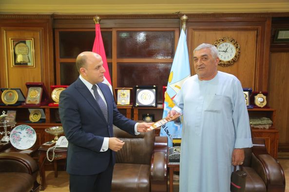 محافظ كفر الشيخ يُسلّم 16 عقد تقنين أراضي أملاك الدولة للمستفيدين من المواطنين  