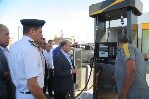 محافظ كفرالشيخ يتفقد عدد من محطات الوقود للتأكد من تطبيق الأسعار المقررة وتوافر المواد البترولية  