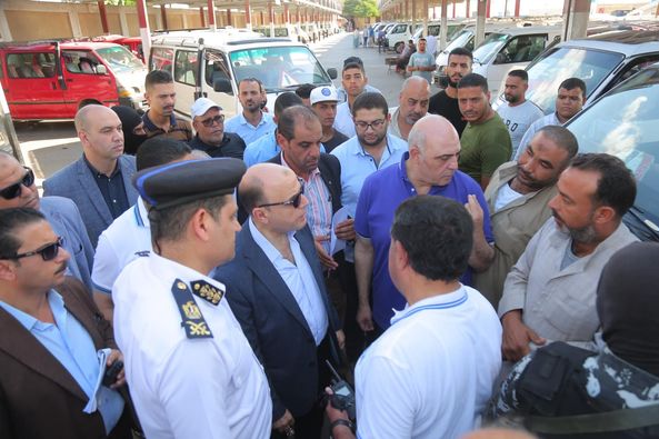 محافظ كفرالشيخ يتفقد مجمع المواقف لمتابعة تطبيق التعريفة الجديدة .. مشددًا بالتزام السائقين بوضع ملصقات تعريفة نقل الركاب  