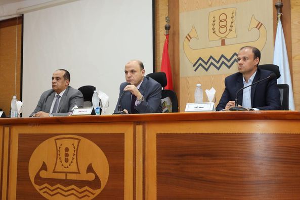 محافظ كفرالشيخ يبحث مشاكل الصيادين ومواجهة التعديات وتنمية الثروة السمكية ببحيرة البرلس.. ضمن المبادرة الرئاسية «بداية جديدة».. مؤكداً على تكثيف الحملات والرقابة ورعاية الصيادين  