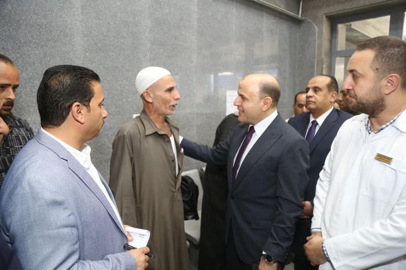 فى ضوء حرصه على التفاعل المباشر مع المواطن.. محافظ كفرالشيخ يستمع لطلبات ومقترحات المواطنين خلال زيارته لمستشفي العبور « الصحة في مقدمة أولوياتى»  