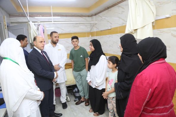 محافظ كفرالشيخ يطمئن على الأشقاء الفلسطينيين بمستشفى العبور بعاصمة المحافظة .. مؤكدًا على رعايتهم  