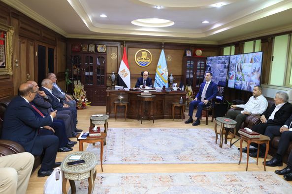 محافظ كفرالشيخ يستقبل عدد من عائلات عاصمة المحافظة  