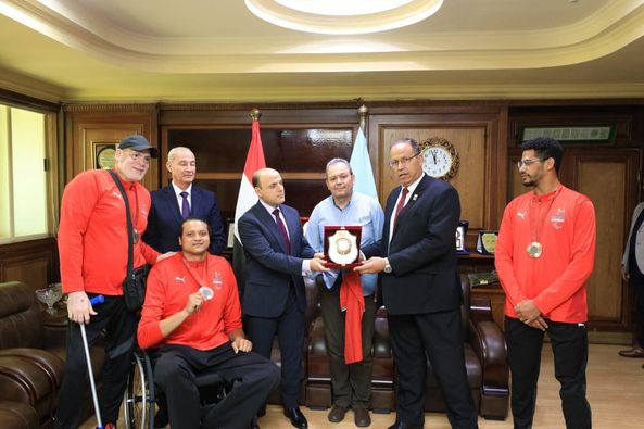 محافظ كفرالشيخ يكرم أبطال الإرادة والتحدي أبناء المحافظة لاعبي منتخب مصر للكرة الطائرة جلوس لفوزهم ببرونزية أولمبياد باريس  