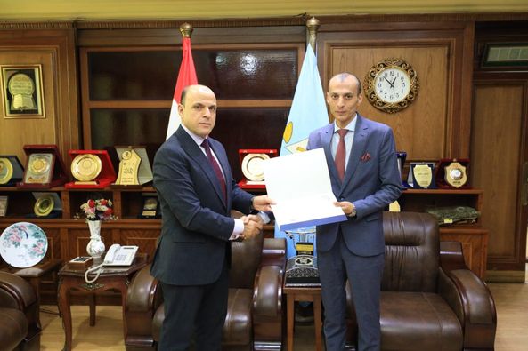 محافظ كفرالشيخ يكرم إدارة الاتصال السياسي لتميزهم في عملهم  