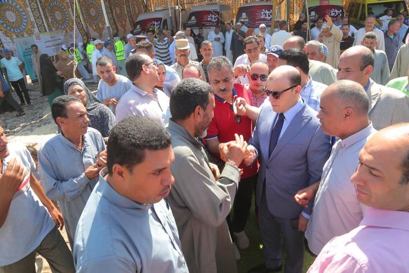 ‏محافظ كفرالشيخ يستمع لشكاوى وطلبات أهالي قرية العباسية خلال تفقده لقوافل المبادرة الرئاسية "بداية جديدة" بالرياض  