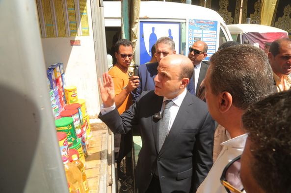 محافظ كفرالشيخ يتابع قوافل المبادرة الرئاسية "بداية جديدة" لتقديم الخدمات الحكومية المتكاملة وتوفير السلع بقرية بقلوله  