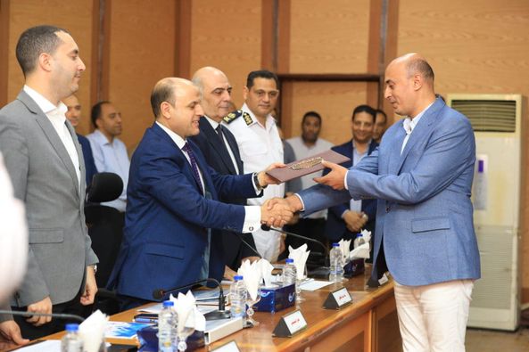 محافظ كفرالشيخ يكرم مدير إدارة تموين الرياض لتميزه في عمله  