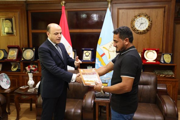 محافظ كفر الشيخ يُسلّم 16 عقد تقنين أراضي أملاك الدولة للمستفيدين من المواطنين  