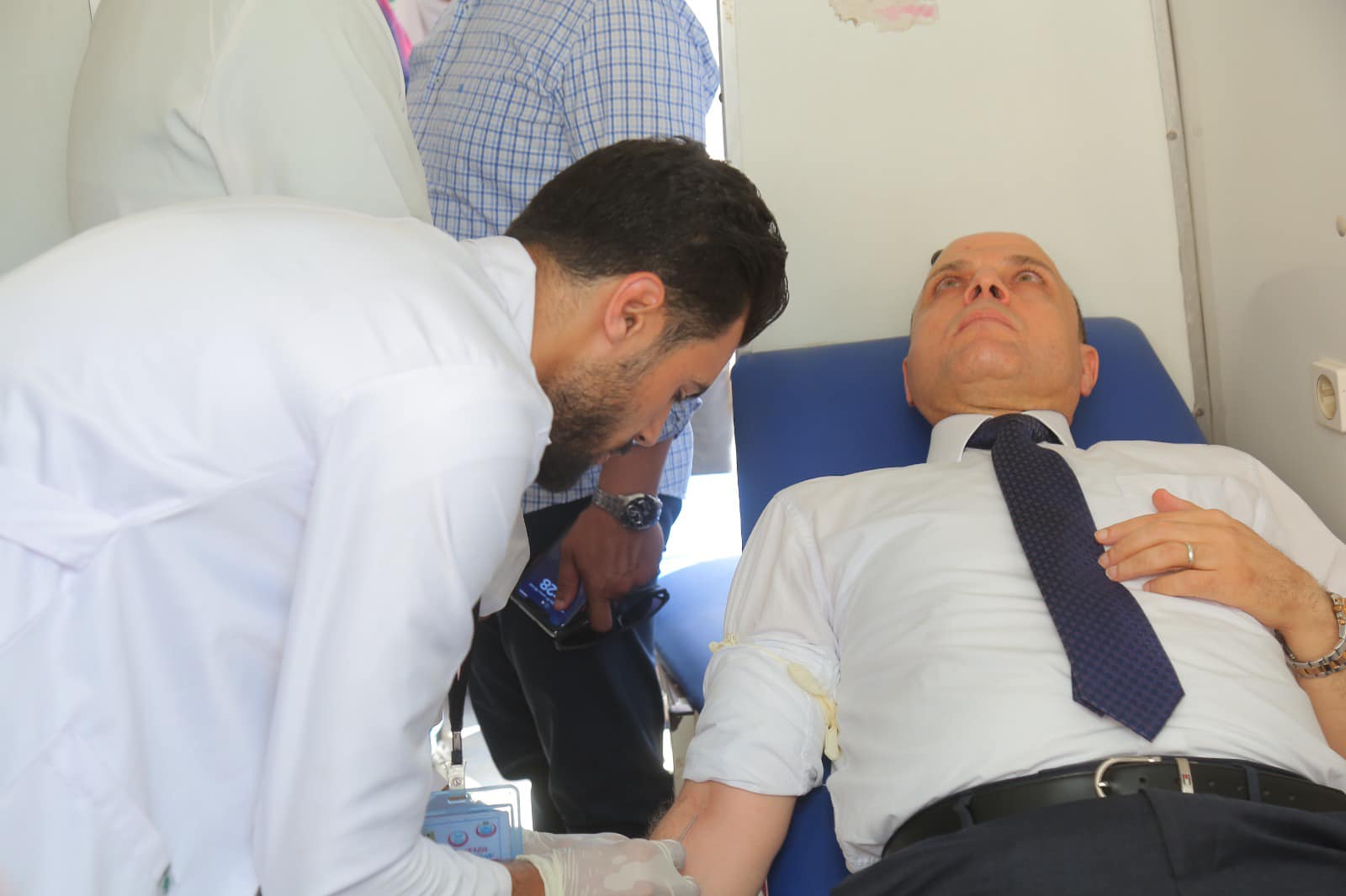 ‏في لفته إنسانية.. محافظ كفر الشيخ يتبرع بالدم .. داعيًا أبناء المحافظة للتبرع بالدم لصالح أهالينا .. «قطرة دم تنقذ حياة»  