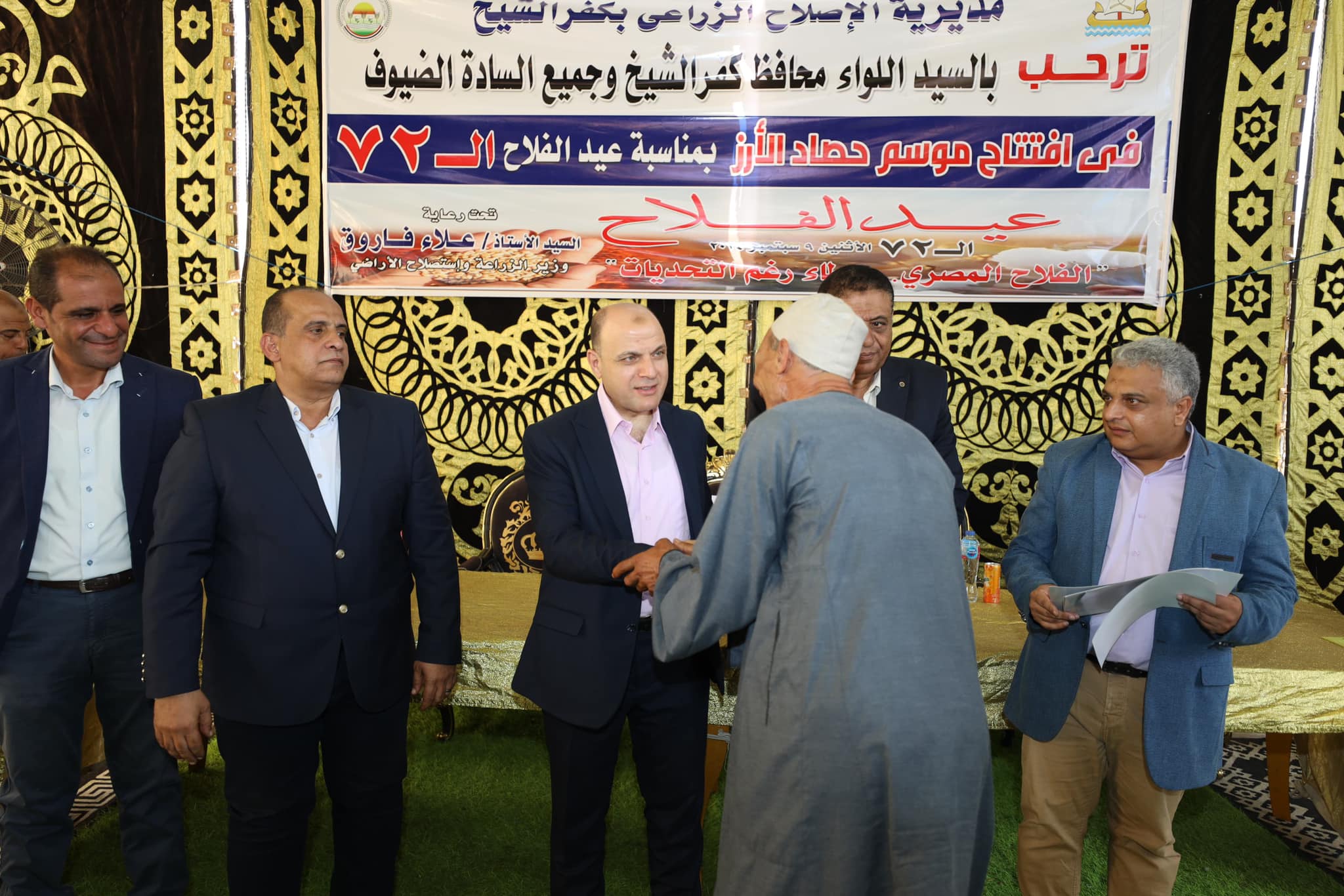 محافظ كفرالشيخ: تسليم 20 عقد تقنين للمنتفعين من الإصلاح الزراعي و20 آله زراعية علي المزارعين  