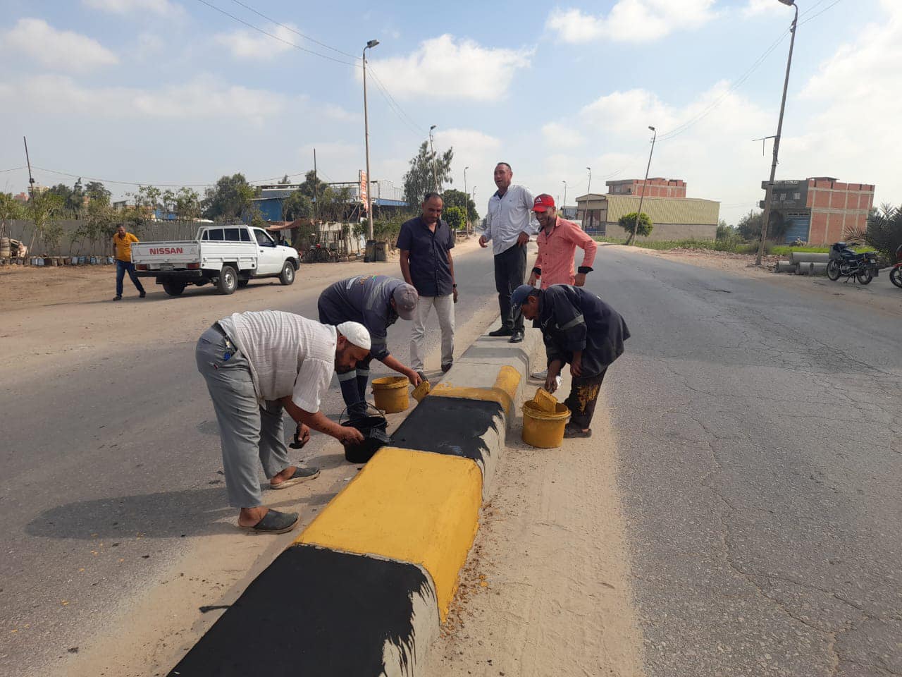 محافظ كفرالشيخ يتابع أعمال رفع كفاءة وتجميل ودهان الأرصفة بمدينة دسوق  