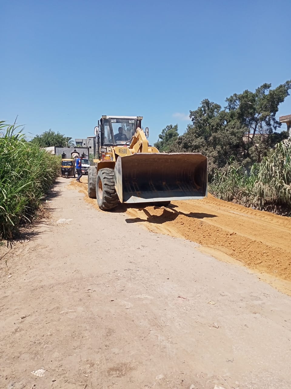 محافظ كفرالشيخ يتابع أعمال تسوية وتمهيد طبقة السن بطريق «الخليج برمبال» بمطوبس  