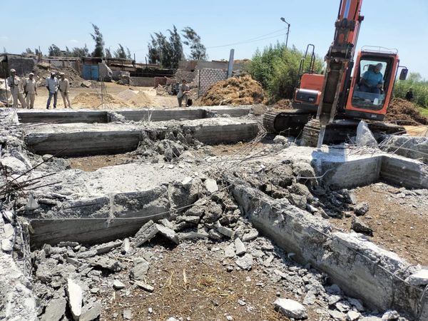 محافظ كفرالشيخ يتابع جهود إزالة التعديات بالأراضي الزراعية وإزالة 175م بالحامول  