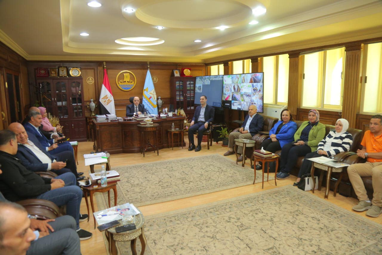 محافظ كفرالشيخ يناقش عدد من الملفات ومشاكل الدوائر مع أعضاء مجلسي النواب والشيوخ .. تحسين خدمات المواطنين أولي أولوياتي  