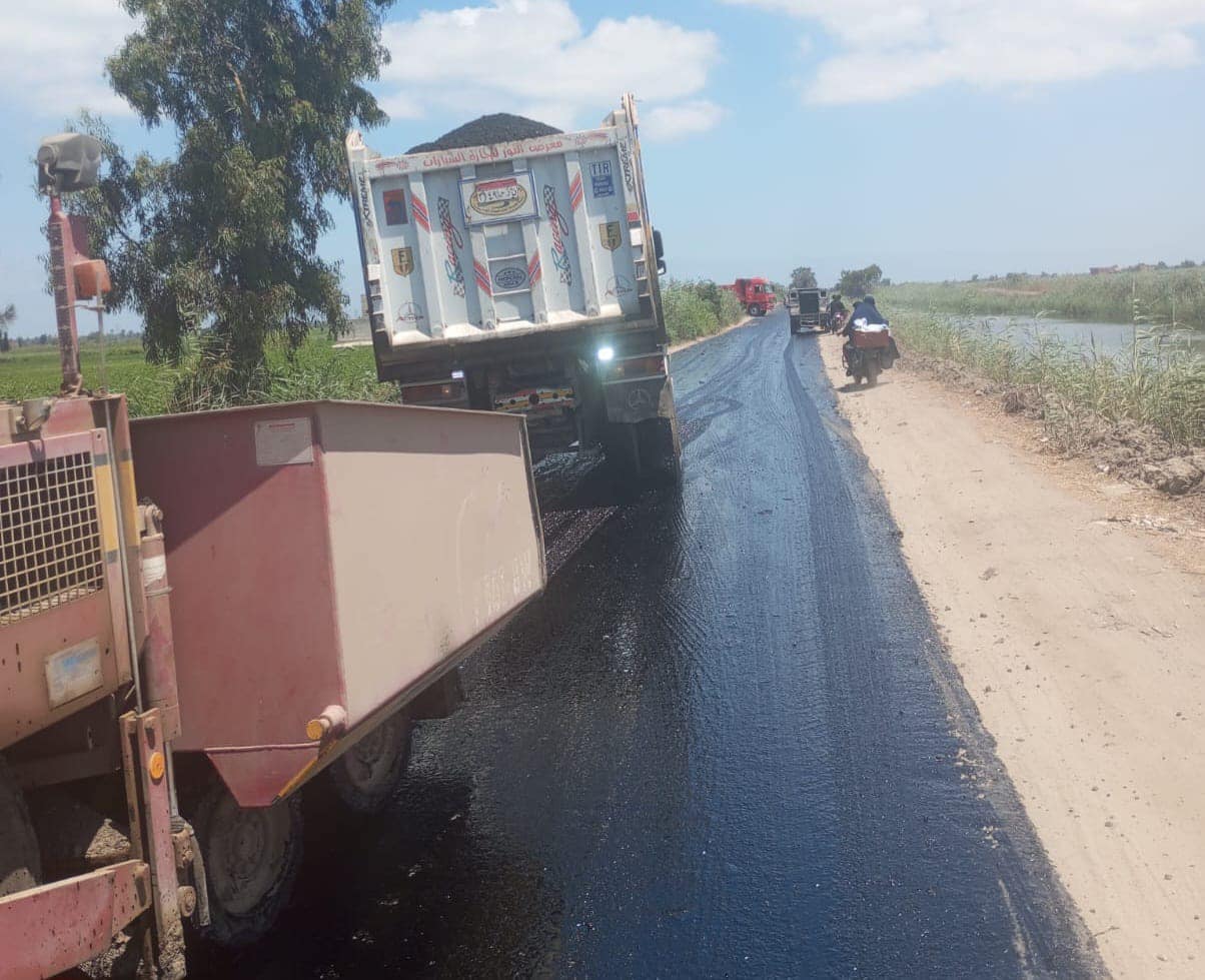 محافظ كفرالشيخ يتابع أعمال رصف طريق «الكربة  الشهابية» ببلطيم ضمن مشروعات الخطة الاستثمارية للعام المالي 2024 2025  