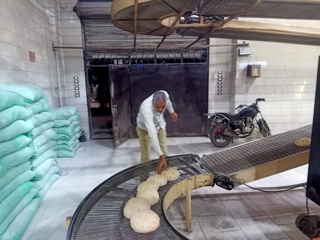 محافظ كفرالشيخ: حملات تموينية مكثفة.. وتحرير 16 محضر لمخالفات تموينية بالحامول  