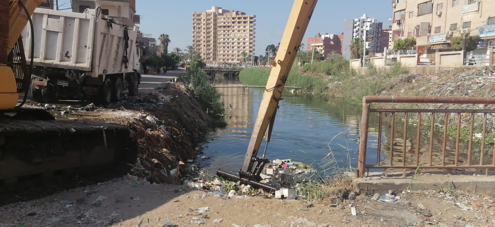 محافظ كفرالشيخ يتابع أعمال تطهير وتكريك مصرف نشرت بقلين  