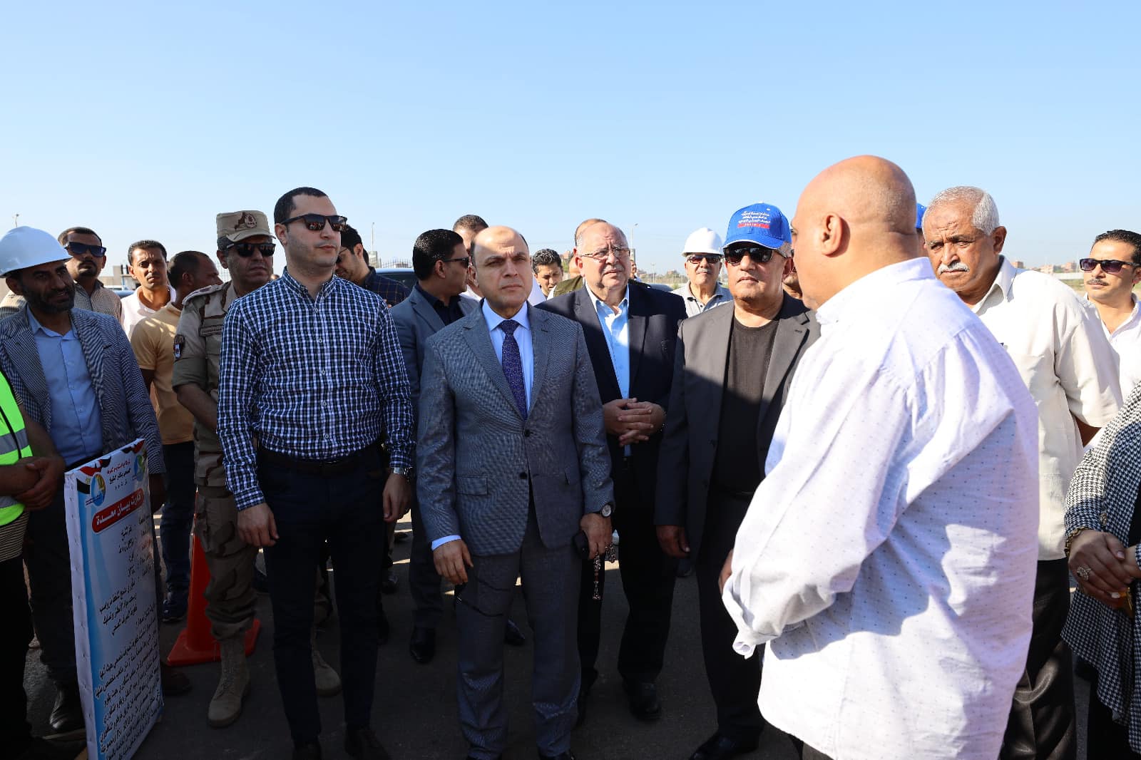 محافظ كفر الشيخ يشهد اصطفاف معدات وسيارات الطوارئ والإغاثة بالمراكز والمدن والقطاعات الخدمية إستعداداً لمواجهة التغيرات المناخية بالمحافظة.. مشيدًا بجهود المشاركين  