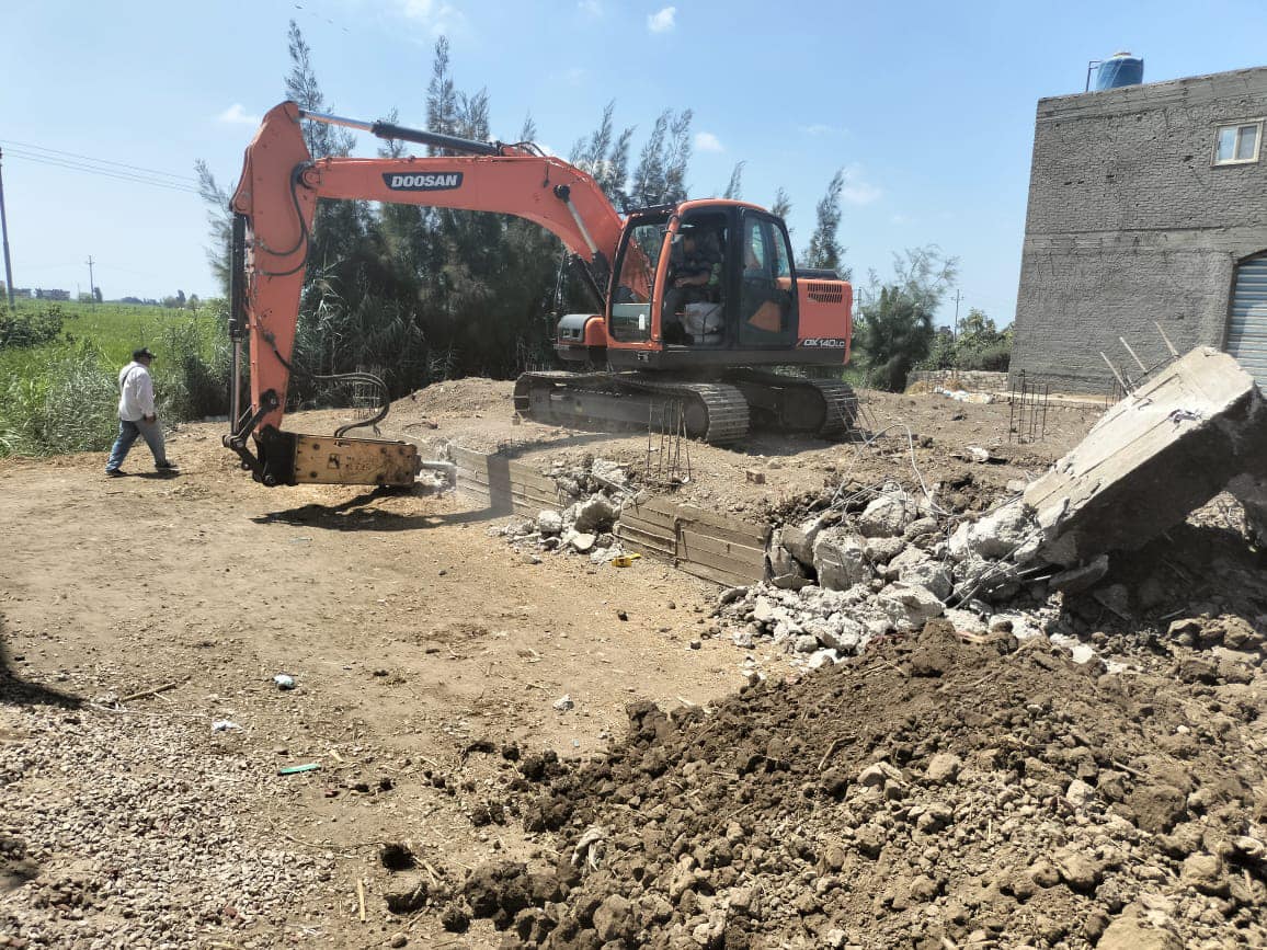 محافظ كفرالشيخ يتابع جهود إزالة التعديات على أملاك الدولة والأراضى الزراعية .. تنفيذ إزالة بمساحة 245م بالحامول  