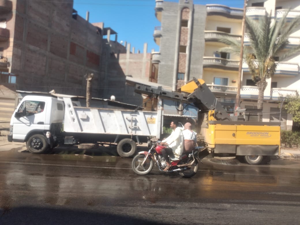 محافظ كفرالشيخ: متابعة حركة النقل وتطهير شبكات الصرف الصحي ورفع 1475 طنًا من القمامة في حملات النظافة بمدن ومراكز المحافظة  