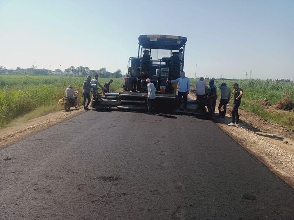 محافظ كفرالشيخ يتابع أعمال الرصف بطريق الخاشعة الهاويس ببلطيم  