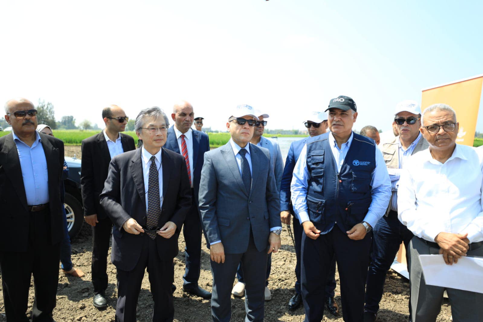 محافظ كفرالشيخ والسفير الياباني يشهدان تشغيل ماكينة زراعة الأرز المطورة بقرية أريمون«صنع في مصر»  