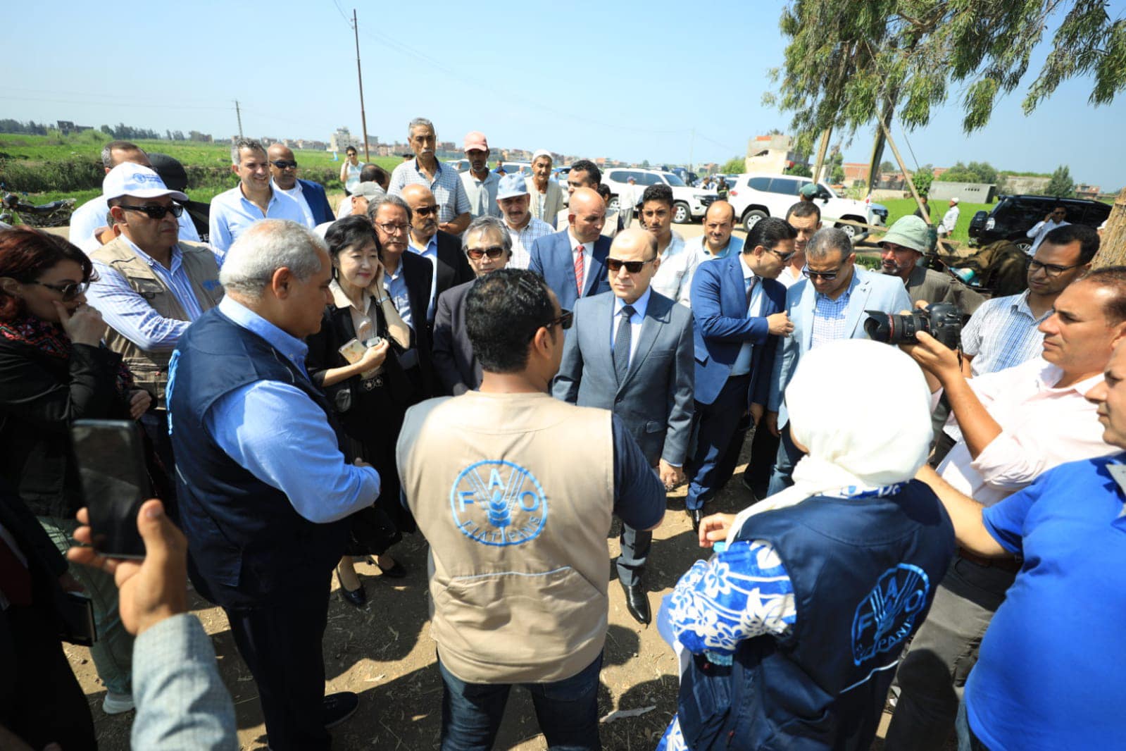 محافظ كفرالشيخ والسفير الياباني يتفقدان مشروع تعزيز إنتاجية وحدة المياه في الزراعة  