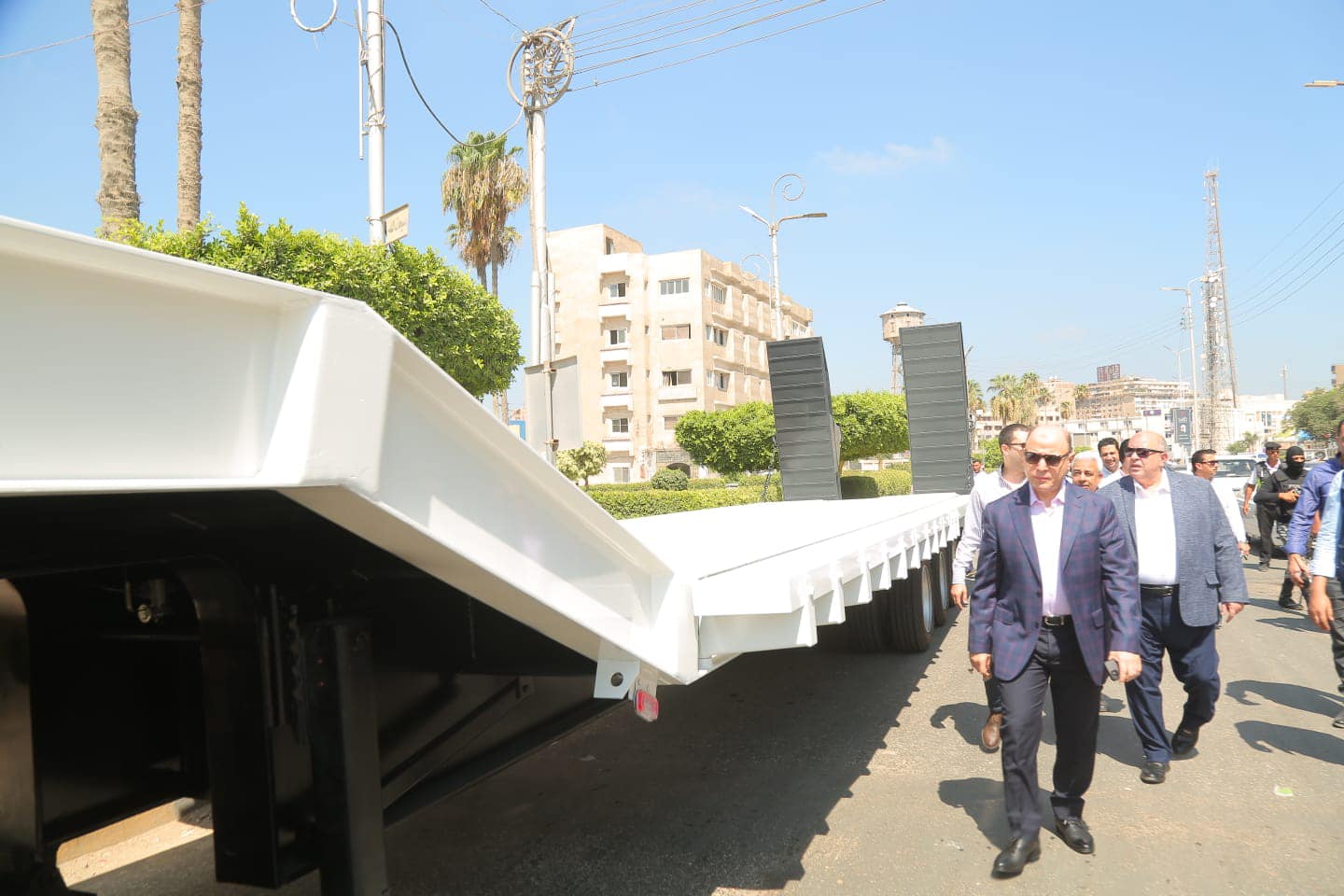 محافظ كفرالشيخ يعلن دعم منظومة النظافة بـ «كساحة نقل معدات ثقيلة» حمولة 64 طن  