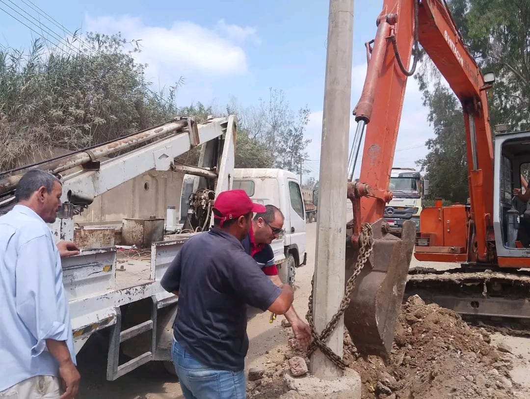 محافظ كفرالشيخ يتابع أعمال نقل أعمدة الكهرباء لتوسعة طريق الجرايدة  الحامول لبدء أعمال الرصف  