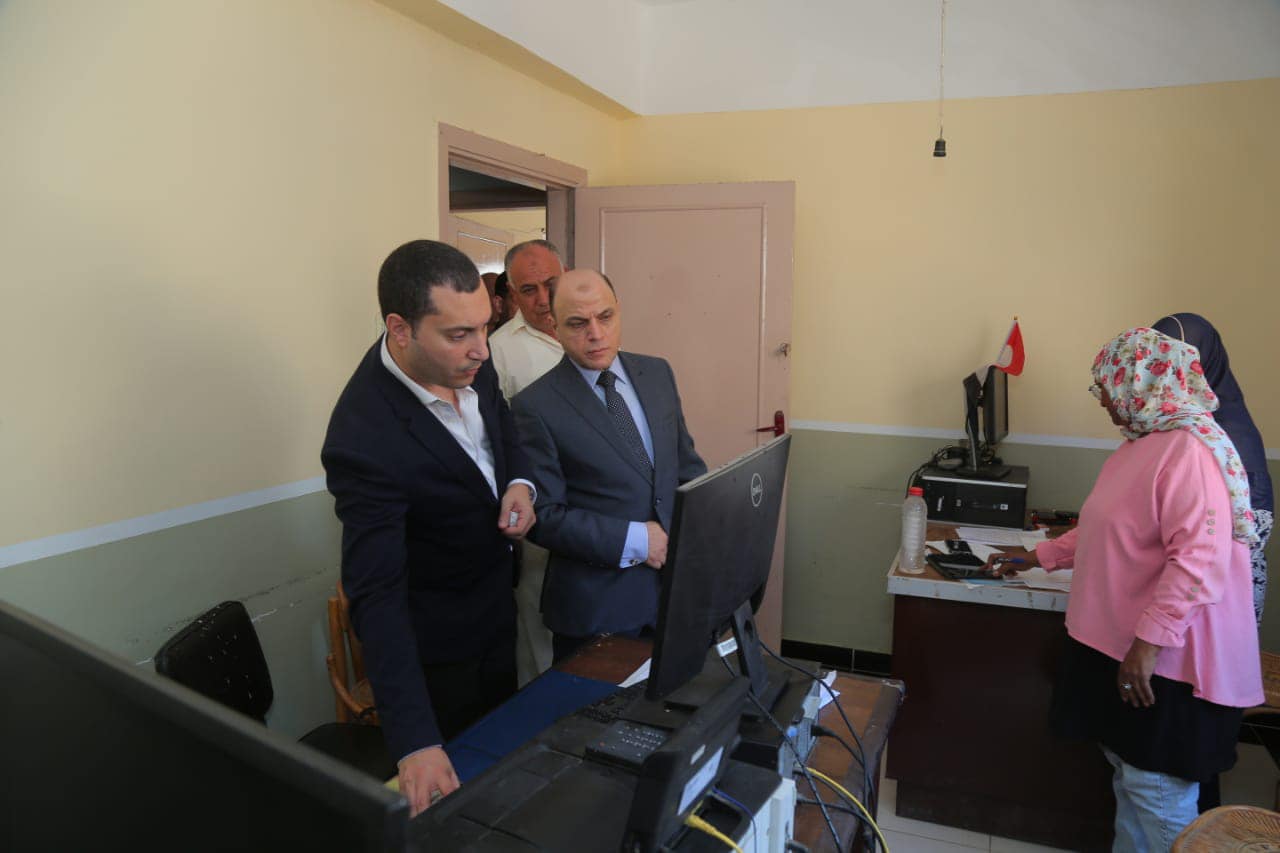 محافظ كفرالشيخ يفاجئ بزيارته الوحدة المحلية لمدينة سيدي غازي ويلتقي المواطنين .. مشددًا بتحسين الخدمات وتحقيق الإنضباط في العمل  
