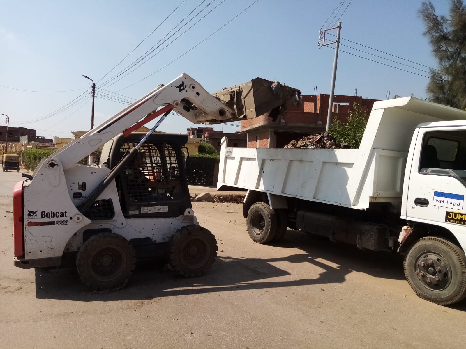 محافظ كفرالشيخ: تطهير شبكات الصرف الصحي ومتابعة حركة النقل ورفع 1100 طنًا من القمامة في حملات النظافة بمدن ومراكز المحافظة  