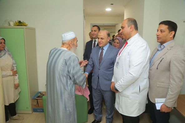 محافظ كفرالشيخ يطمئن على الأشقاء الفلسطينيين بمستشفى مركز الأورام بعاصمة المحافظة .. أنتم فى بلدكم ولا ندخر جهدًا في خدمتكم  
