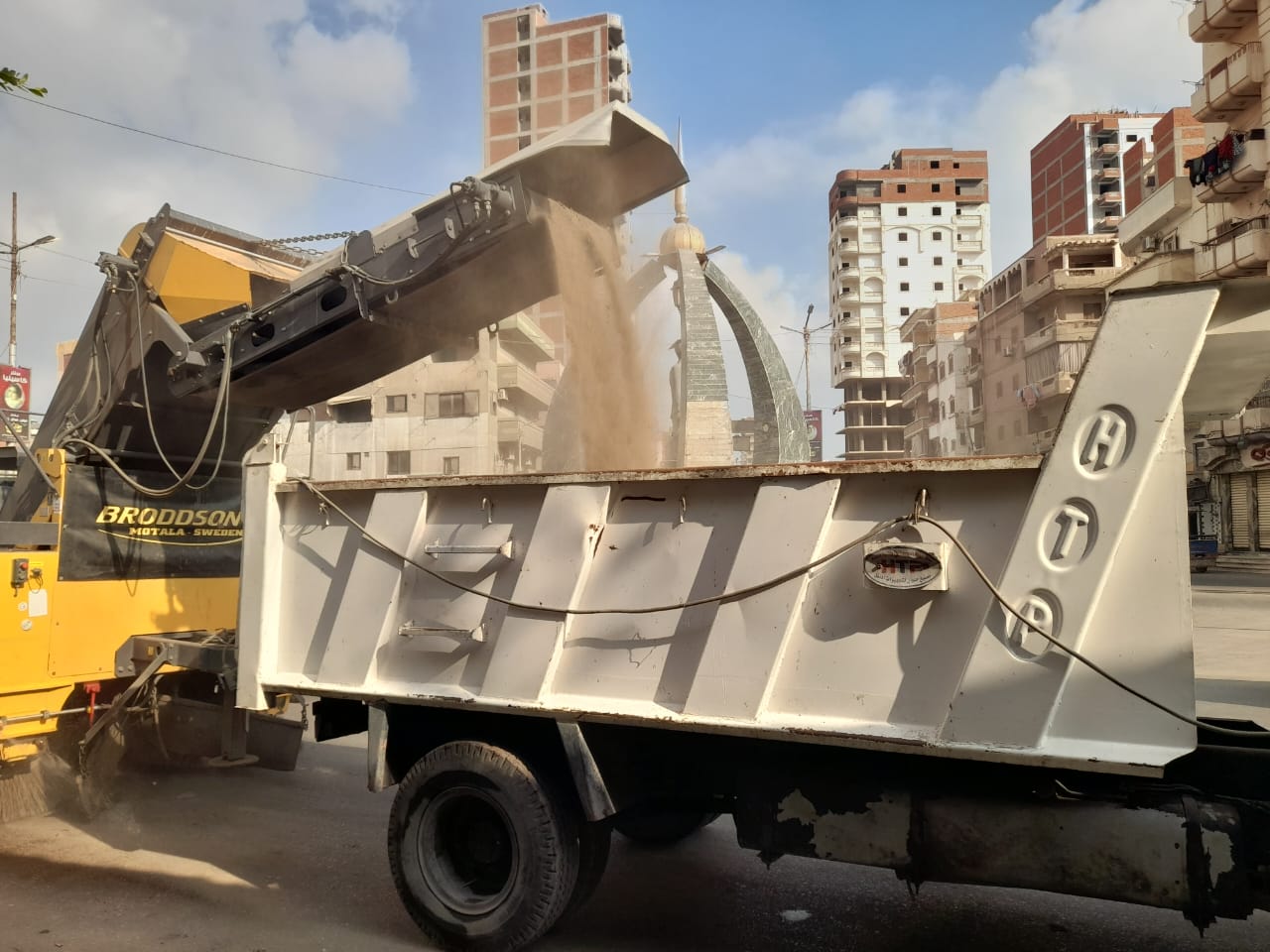 محافظ كفرالشيخ : تطهير شبكات الصرف الصحي ومتابعة حركة النقل ورفع 1100 طنًا من القمامة في حملات النظافة بمدن ومراكز المحافظة  