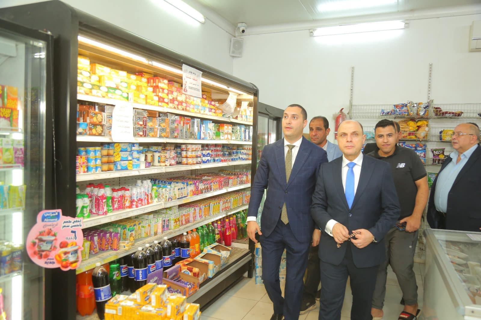 بالصور.. محافظ كفرالشيخ يواصل جولته الليلية.. ويتفقد " ماركت" المنطقة الشمالية العسكرية لمتابعة توافر السلع الغذائية والأساسية للمواطنين  